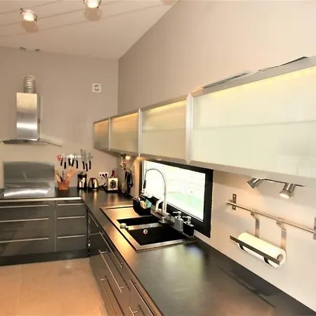 Вилла Chemin De La Roseraie Кавалер-сюр-Мер