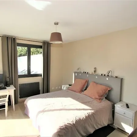 Chemin De La Roseraie Villa *