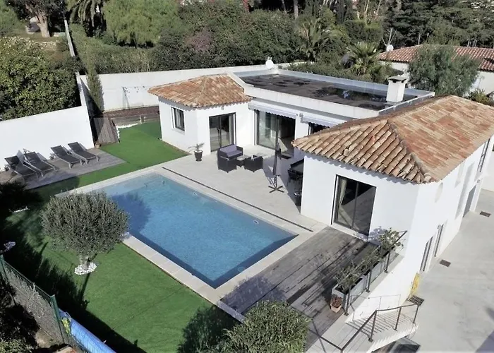 Chemin De La Roseraie Villa *